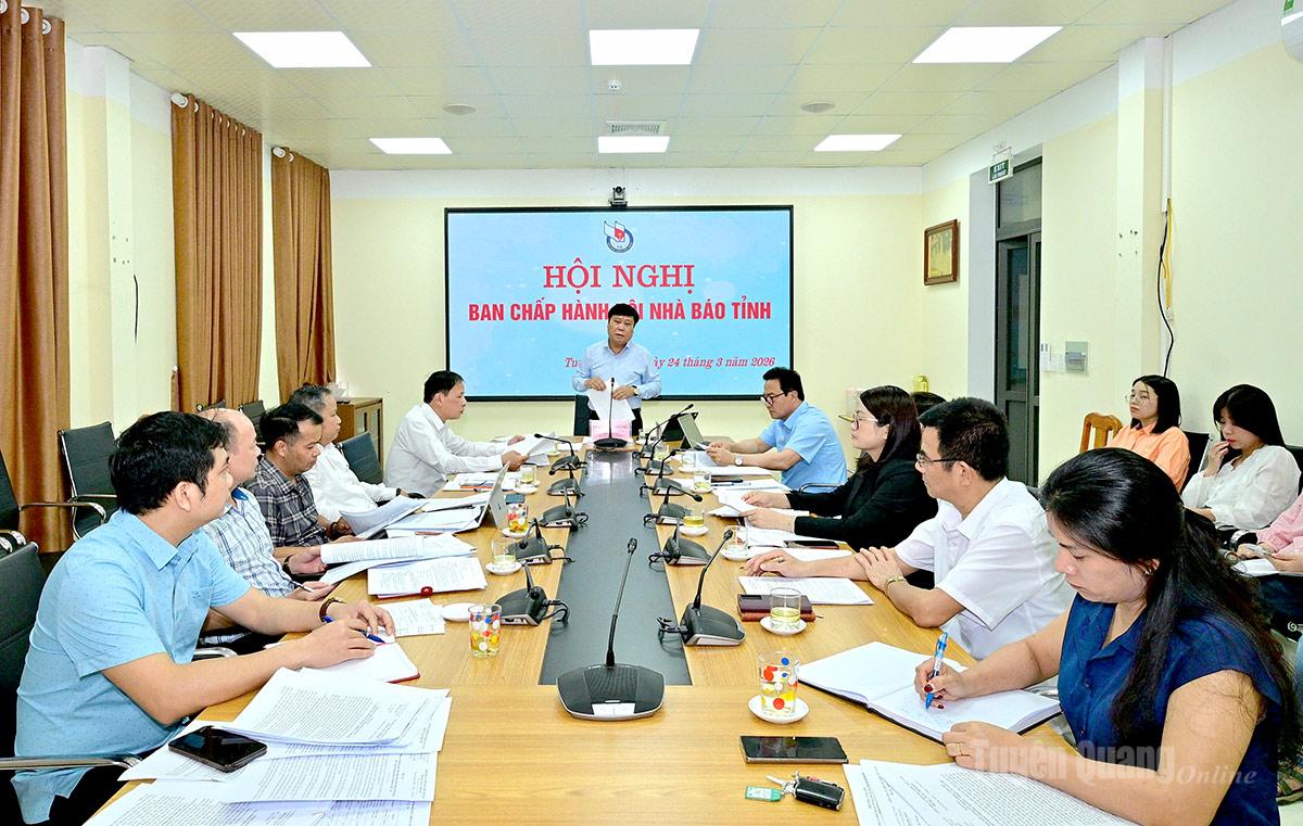 Đồng chí Mai Đức Thông, Giám đốc Báo và phát thanh, truyền hình Tuyên Quang, Chủ tịch Hội Nhà báo tỉnh chủ trì hội nghị.